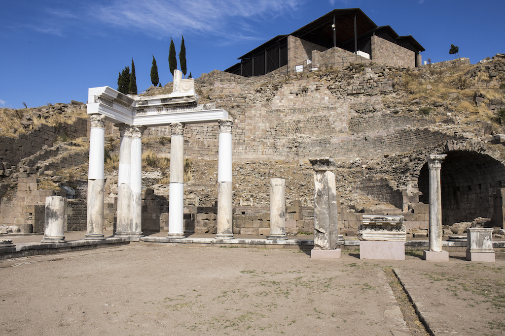 Gymnasion: Yukarı terasta Roma mermer sütunlu yapının rekonstrüksiyonu (U- Mania – DAI-Pergamongrabung)