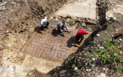 Fransa'da Muhteşem Polikrom Mozaikli Bir Roma Villası Bulundu