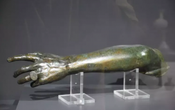 Parmağında Yüzük Olan 2 Bin Yıllık Tunç Kol Parçası 45 Yıl Sonra İlk Kez Sergide