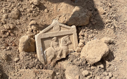 Denizli Çal’da “Apollon’un Oğlu Asker” Yazılı Mezar Steli Bulundu