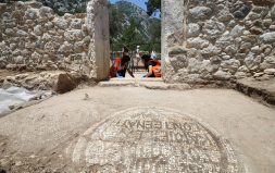 Olympos Antik Kentinde “Sadece Doğru Yolda Olanlar Girebilir” Yazılı Bir Mozaik Bulundu