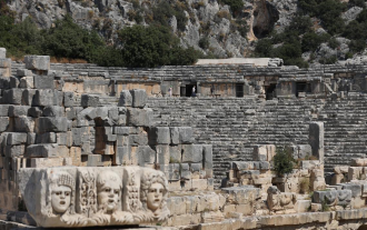 myra-tiyatrosunun-sahne-binasi-ayaga-kaldirilacak