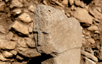 karahantepe-039-de-12-bin-yil-oncesine-ait-insan-yuzlu-dikili-tas-bulundu