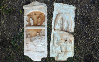 izmir-tire-deki-bir-ceviz-bahcesinde-2-bin-yillik-mezar-stelleri-bulundu