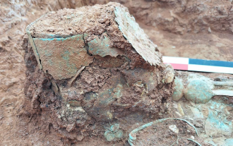 basinda-hala-taci-duran-bir-kadin-mezari-bulundu